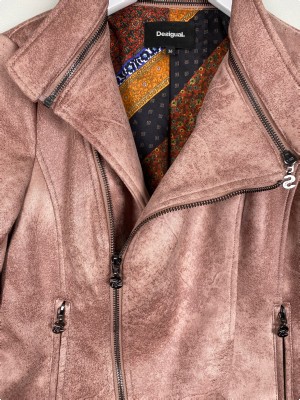 Desigual str. 36 <br/>rosa jakke med asymmetrisk luk