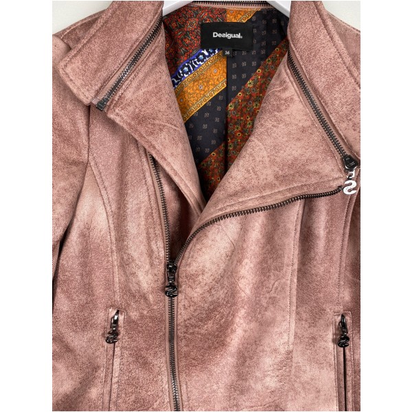 Desigual str. 36 <br/>rosa jakke med asymmetrisk luk - Billede 2