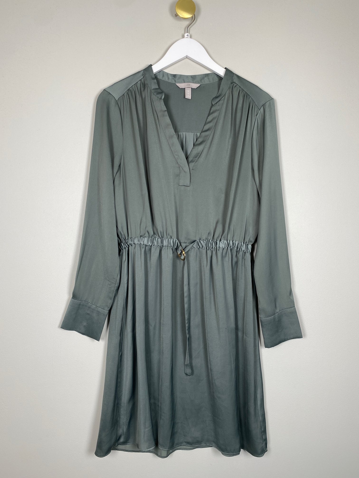 H&M str. 40 <br/> grå/grøn kjole