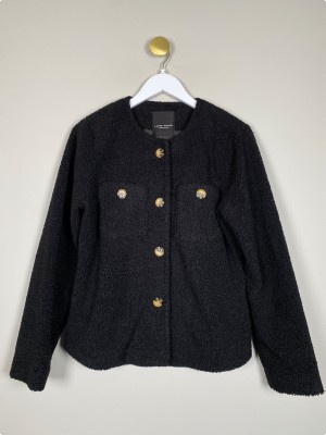 Sand str. 40 <br/> sort jakke i teddy
