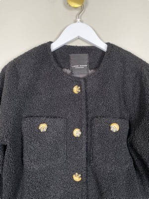 Sand str. 40 <br/> sort jakke i teddy