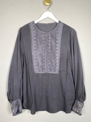 Gustav str. 38 <br/> grå bluse med blondedetaljer