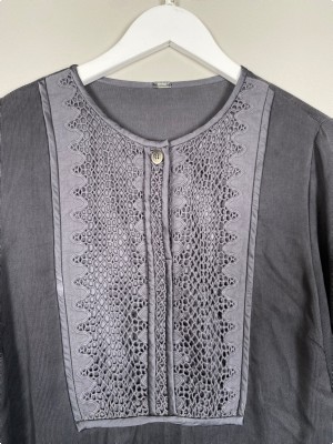Gustav str. 38 <br/> grå bluse med blondedetaljer