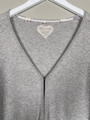 by Ti Mo str. L <br/> grå cardigan med sten
