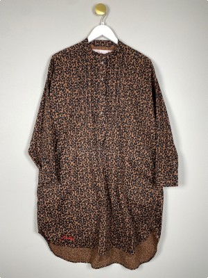 Munthe str. 36 <br/> brun kjole med sort mønster, oversized