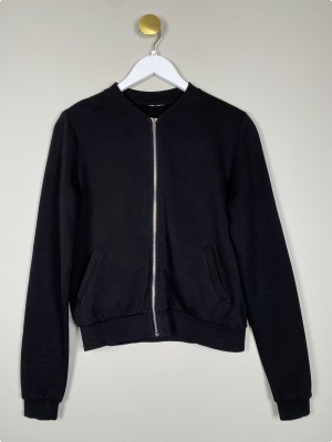 Sort sweatshirt str. S <br/b> med lynlås og lommer