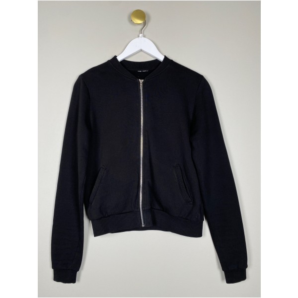 Sort sweatshirt str. S <br/b> med lynlås og lommer
