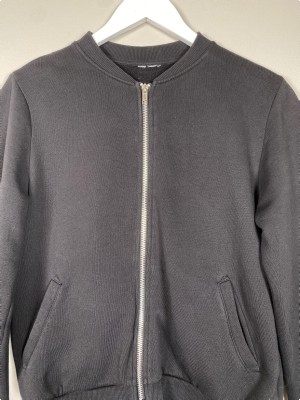 Sort sweatshirt str. S <br/b> med lynlås og lommer