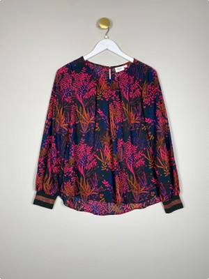 Saint Tropez str. M <br/> sort bluse med pink mønster
