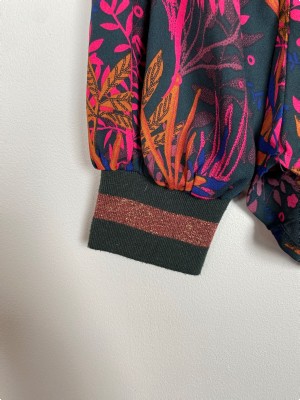 Saint Tropez str. M <br/> sort bluse med pink mønster