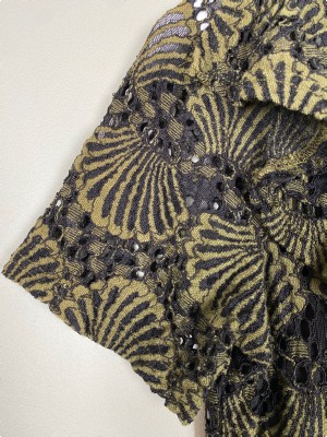 House of Soul str. M <br/> sort og grøn bluse med hulmønster