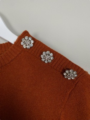 Custommade str. S/M <br/> rustrød bluse med knapper på skulder