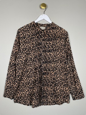 Lisbeth Dahl str. S <br/> leopardmønstret skjorte