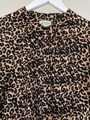 Lisbeth Dahl str. S <br/> leopardmønstret skjorte