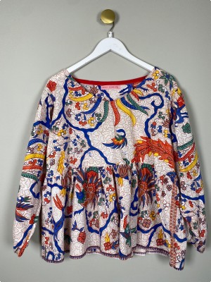 Hanne Lugnfors str. M/L <br/> bluse i farverigt mønster
