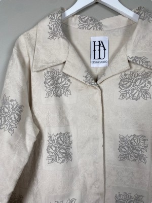 Halu Deign Studio str. M/L <br/> råhvid let jakke med mønster