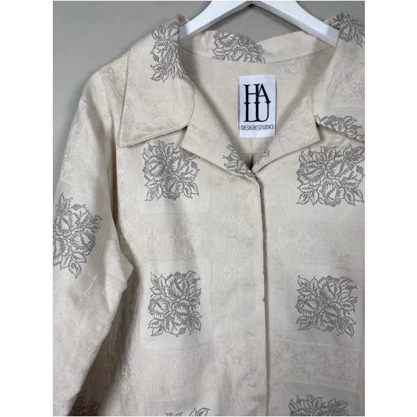 Halu Deign Studio str. M/L <br/> råhvid let jakke med mønster - Billede 2
