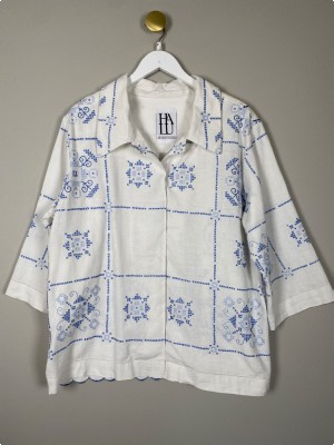 Halu Design Studio str. M/L <br/> hvid skjorte med broderi