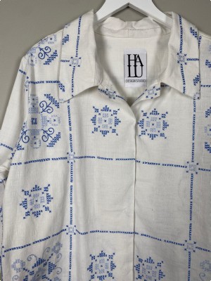Halu Design Studio str. M/L <br/> hvid skjorte med broderi