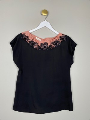Monsoon str. 36 <br/> sort top med blonder og sten ved krave