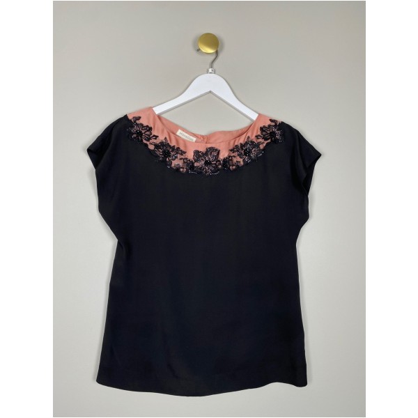 Monsoon str. 36 <br/> sort top med blonder og sten ved krave