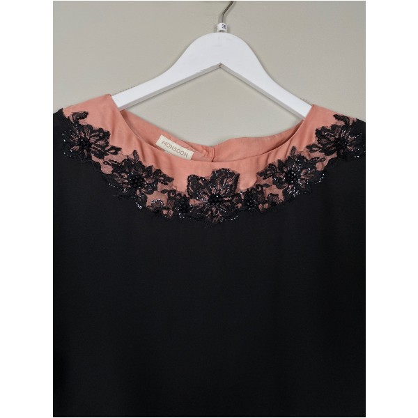 Monsoon str. 36 <br/> sort top med blonder og sten ved krave - Billede 2