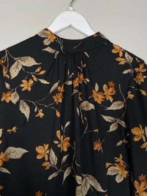 Prepair str. S <br/b> blomstret bluse med høj krave