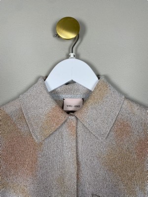 Viki-And str. M <br/> lys glimmerskjorte