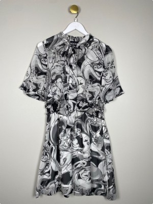 Boutique Moschino str. XS/S <br/> sort/lys kjole med motiv