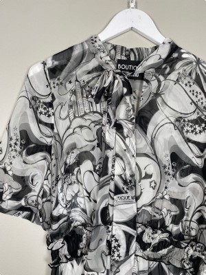 Boutique Moschino str. XS/S <br/> sort/lys kjole med motiv