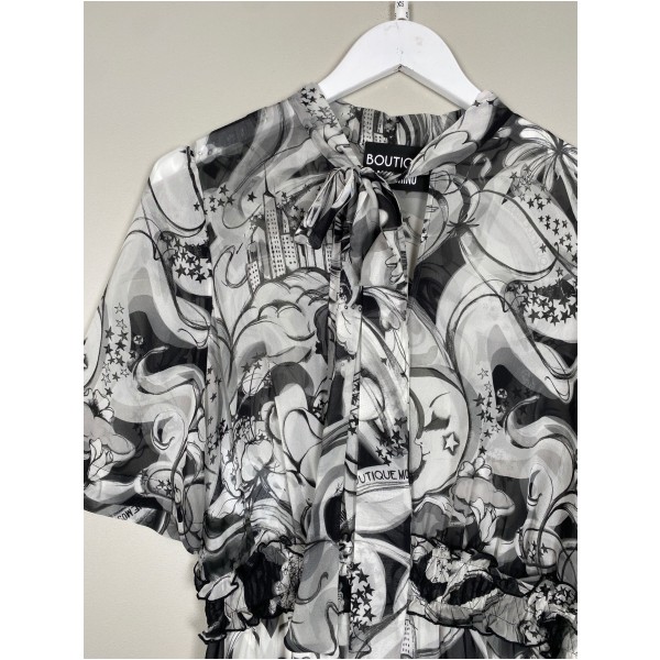 Boutique Moschino str. XS/S <br/> sort/lys kjole med motiv - Billede 2