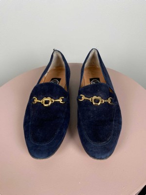 Kello str. 39 <br/> navy loafers med guld detalje