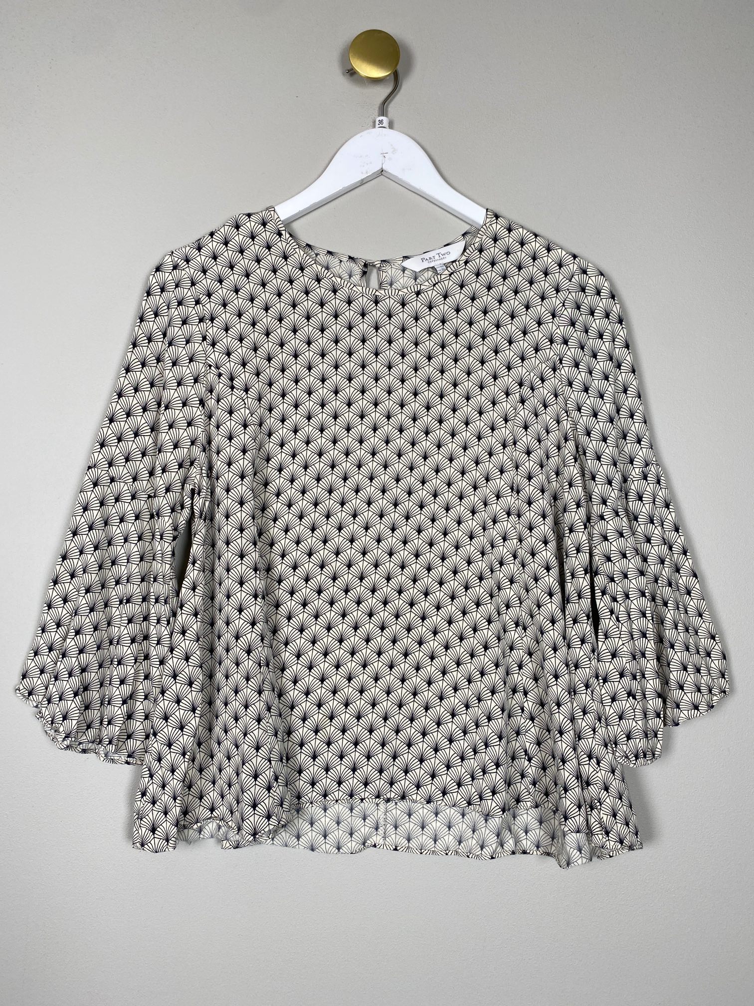 Part Two str. 36 <br/> hvid og sort mønstret bluse