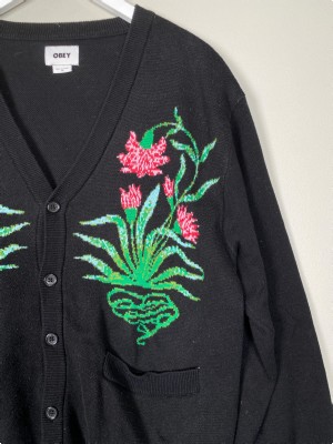 Obey str. M <br/> sort cardigan med blomster
