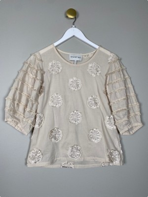 Munthe str. 34 <br/> beige bluse med broderier