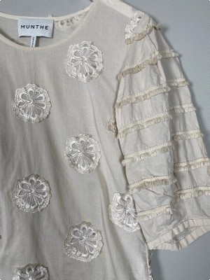 Munthe str. 34 <br/> beige bluse med broderier