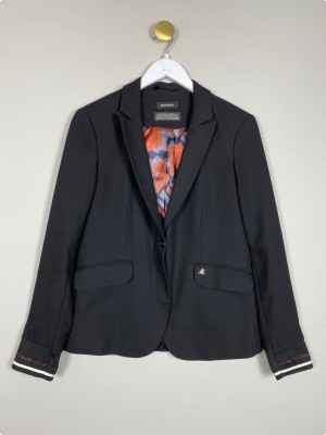 Mos Mosh str. 38 <br/> sort blazer med stribedetalje ved ærmerne