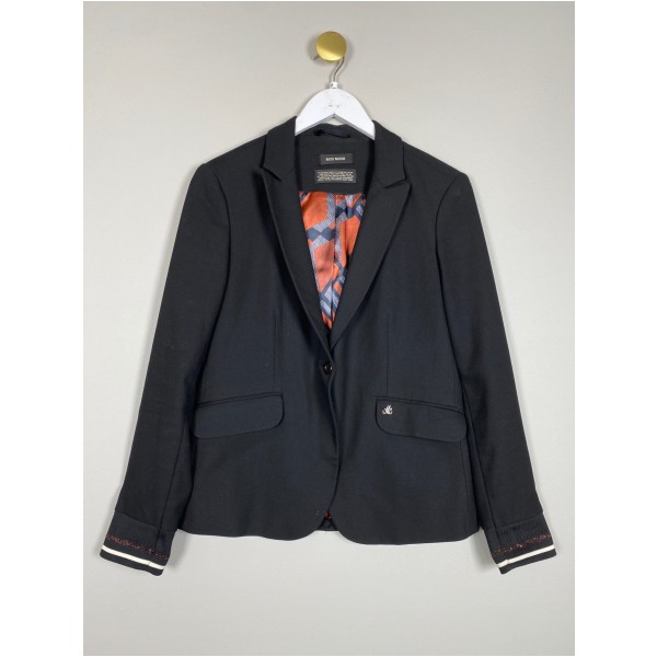 Mos Mosh str. 38 <br/> sort blazer med stribedetalje ved ærmerne