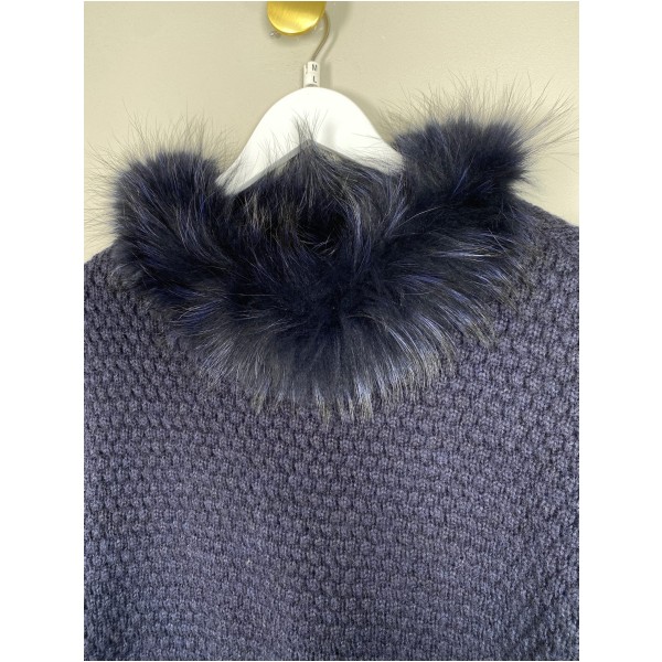 Furst str. M/L <br/> strik poncho med pels - Billede 2