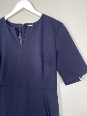 InWear str. 40 <br/> navy knælang kjole med v-detalje