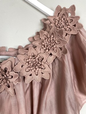 Copenhagen Muse str. S/M <br/> rosa flæse top med blomster ved kraven