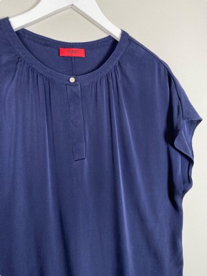 Hugo Boss str. 38 <br/> navy bluse med korte ærmer