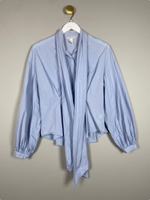 H&M str. 38 <br/> lyseblå skjorte med bindebånd i hals
