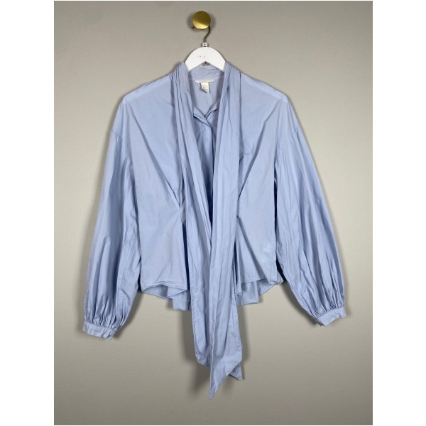 H&M str. 38 <br/> lyseblå skjorte med bindebånd i hals