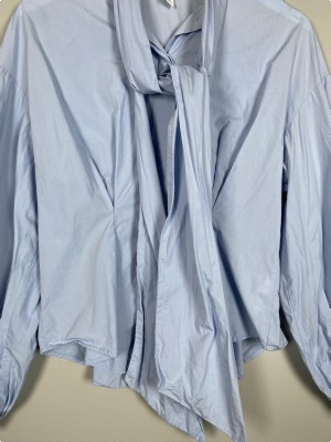 H&M str. 38 <br/> lyseblå skjorte med bindebånd i hals