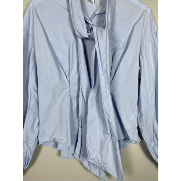 H&M str. 38 <br/> lyseblå skjorte med bindebånd i hals - Billede 2