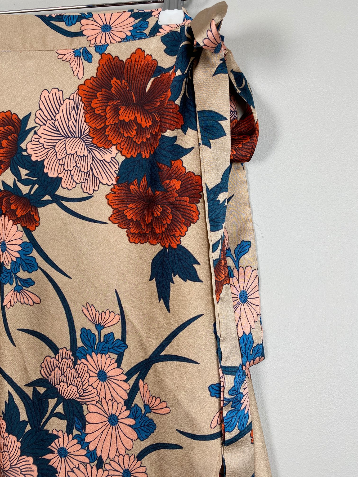 Neo Noir str. M <br/> slå-om nederdel med blomster - Billede 2