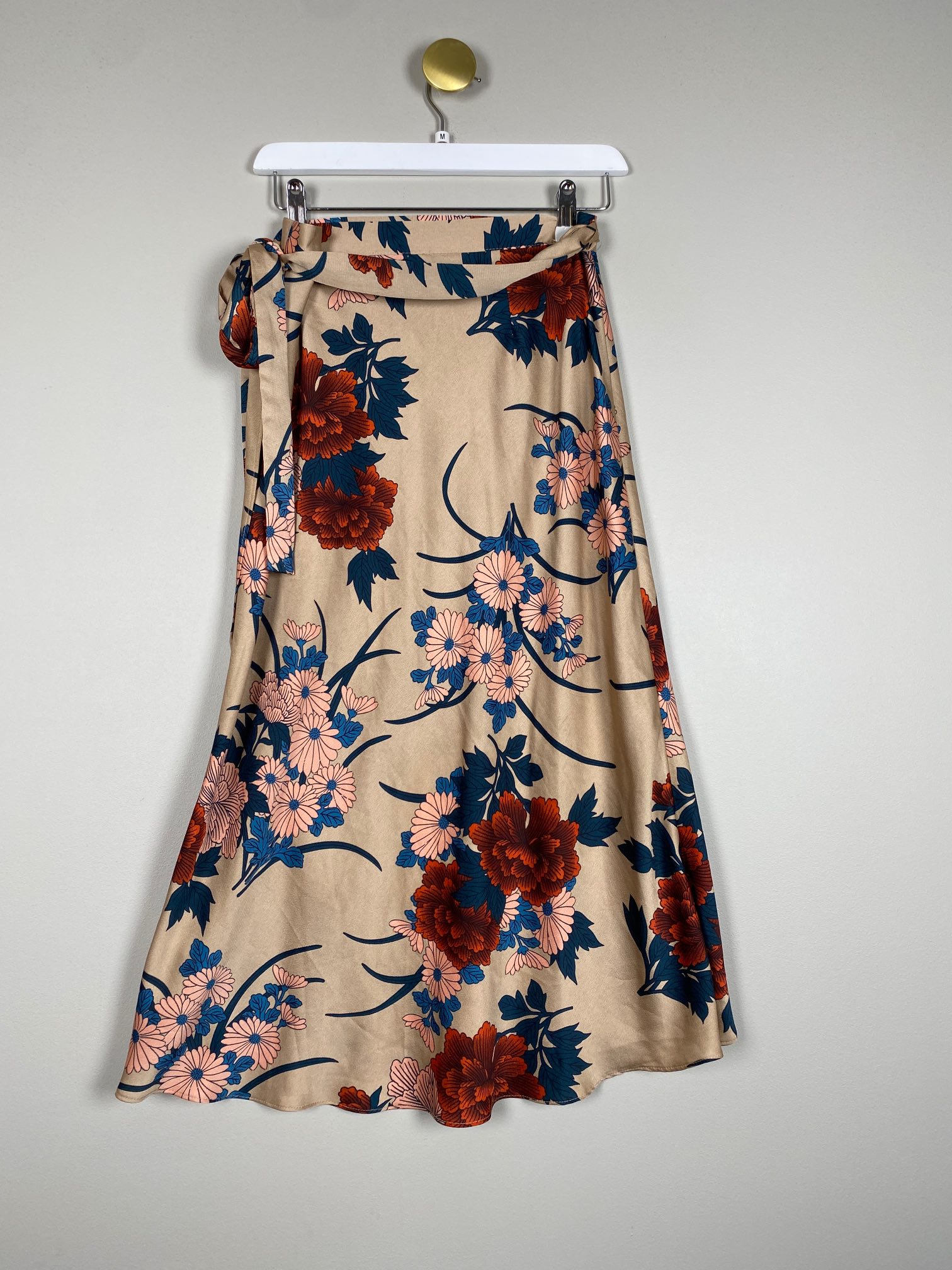 Neo Noir str. M <br/> slå-om nederdel med blomster - Billede 3
