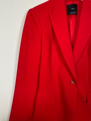 Mango str. M <br/> rød blazer med guldknapper