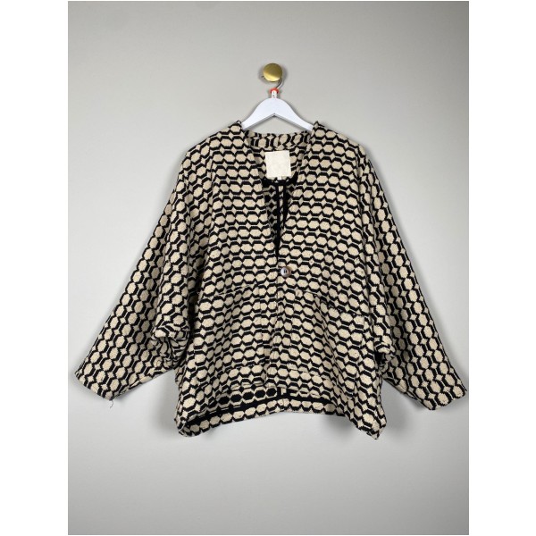 Gossia str. L/XL <br/> sort og råhvid jakke